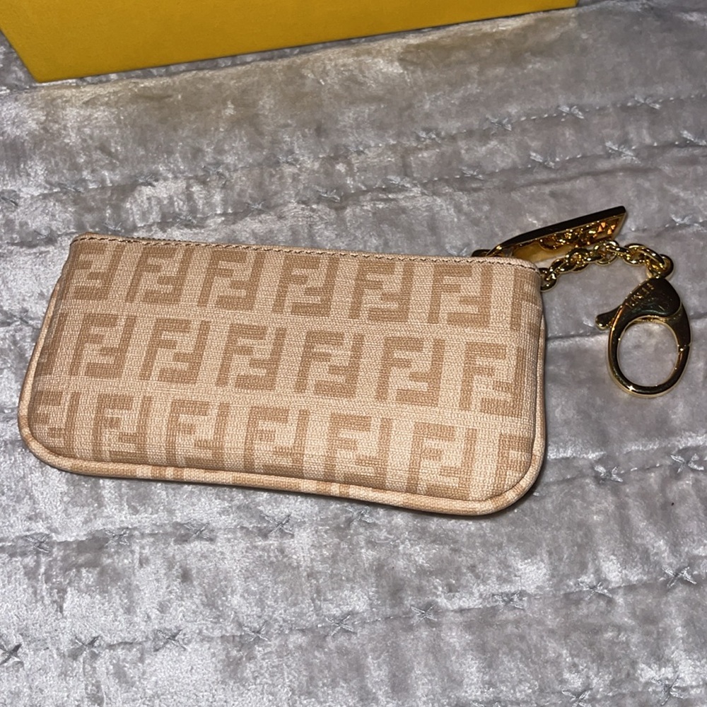 Fendi Preloved Coín key purse excellent condition color beige. - Picture 6 of 8
